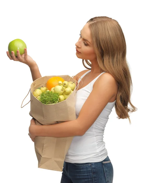 Femme avec sac plein de fruits — Photo