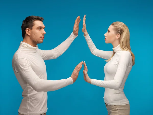 Homem e mulher trabalhando com algo imaginário — Fotografia de Stock