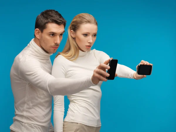 Homem e mulher com gadgets modernos — Fotografia de Stock