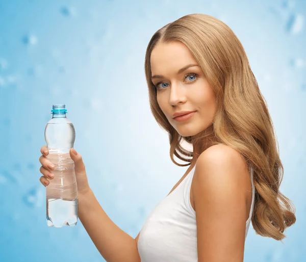 Junge schöne Frau mit Flasche Wasser — Stockfoto