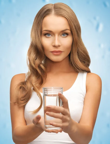 Manos de mujer sosteniendo vaso de agua — Foto de Stock