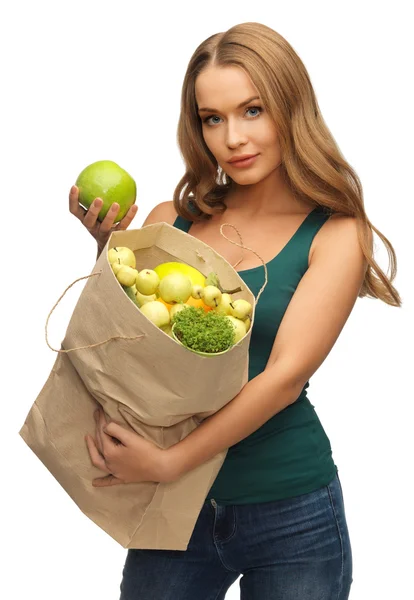 Femme avec sac plein de fruits — Photo