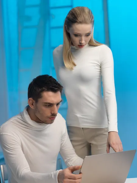 Hombre y mujer en laboratorio — Foto de Stock