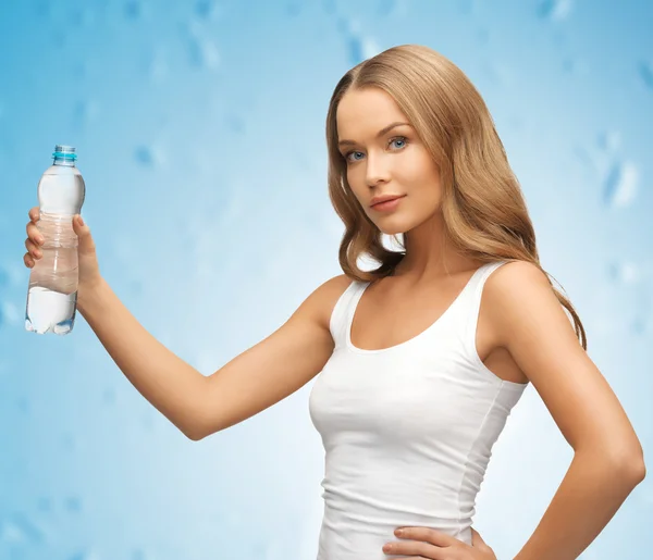 Junge schöne Frau mit Flasche Wasser — Stockfoto