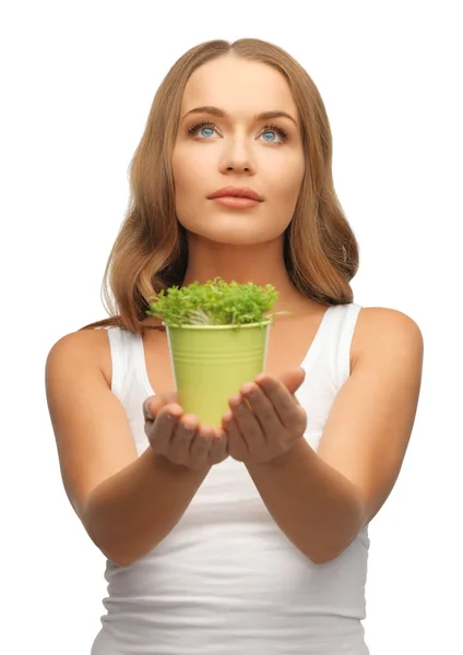 Donna con erba verde in vaso — Foto Stock