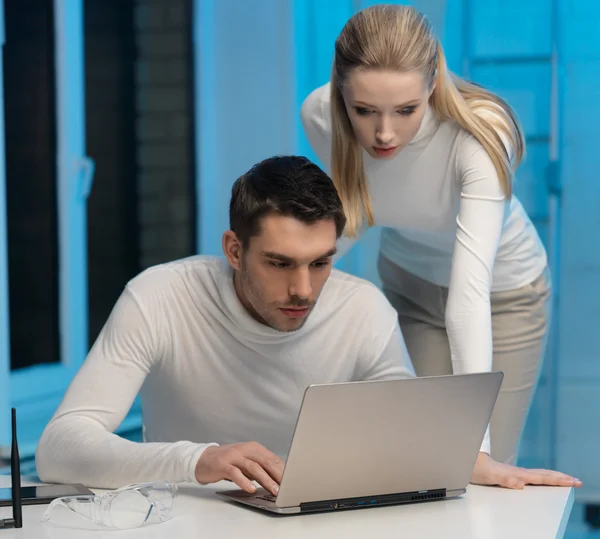 Homem e mulher em laboratório Imagens De Bancos De Imagens