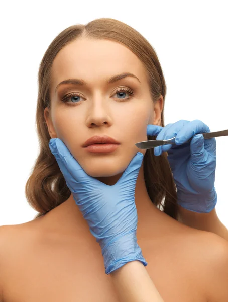 Cara de mujer y manos esteticistas — Foto de Stock