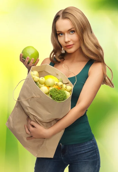 Mulher com saco de compras cheio de frutas — Fotografia de Stock