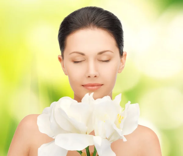 Mulher encantadora com flor de orquídea — Fotografia de Stock