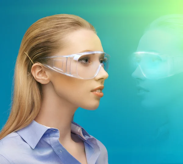 Frau in 3D-Brille mit Hologramm — Stockfoto