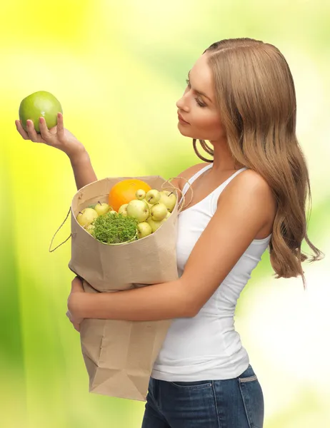 Mulher com saco de compras cheio de frutas — Fotografia de Stock