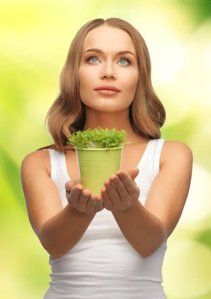 Mujer con hierba verde en maceta — Foto de Stock