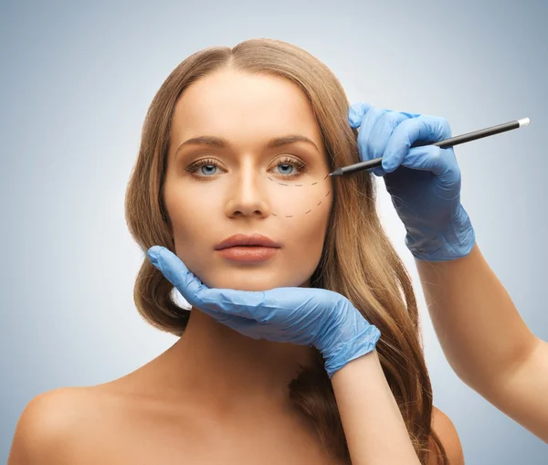 Cara de mujer y manos esteticistas — Foto de Stock