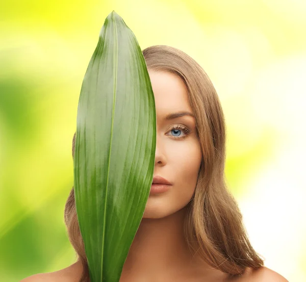 Mulher com folha verde — Fotografia de Stock