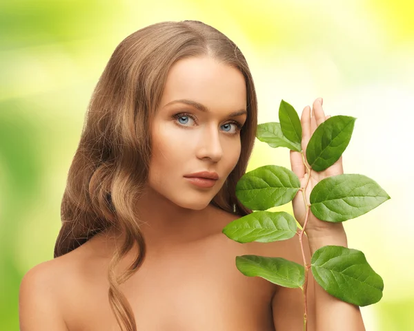 Mujer con hoja verde — Foto de Stock