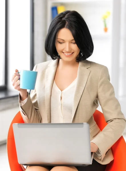 Donna d'affari a casa con laptop e tazza — Foto Stock