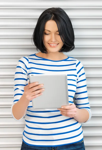 Menina adolescente feliz com computador tablet pc — Fotografia de Stock