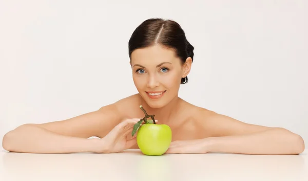 Frau mit grünem Apfel — Stockfoto