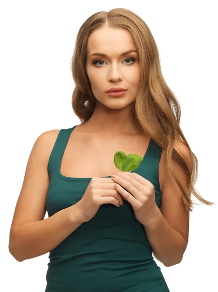 Donna con foglie di spinaci — Foto Stock