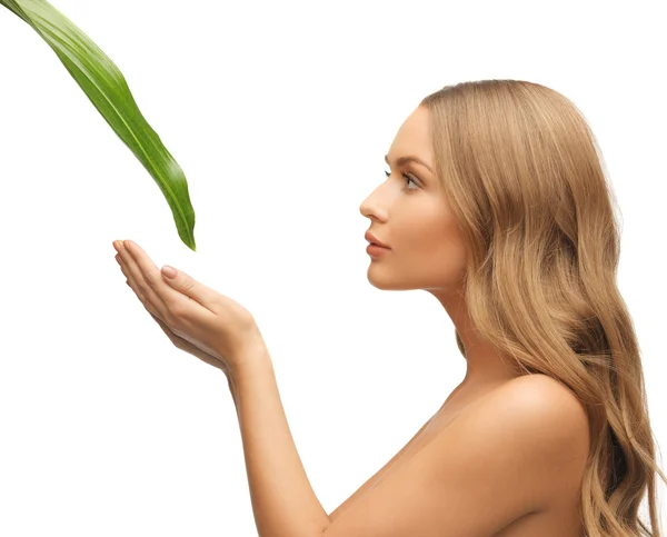 Frau mit grünem Blatt — Stockfoto