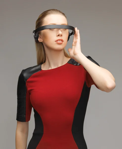 Frau mit futuristischer Brille — Stockfoto