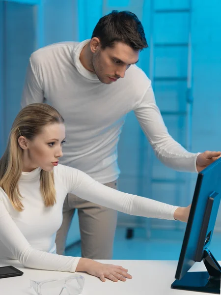 Uomo e donna in laboratorio — Foto Stock