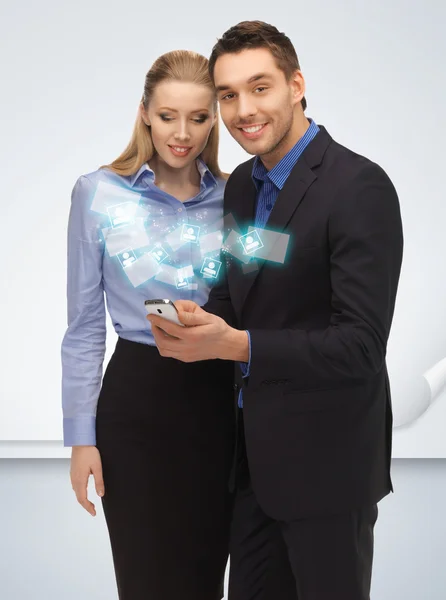 Muž a žena s chytrým telefonem — Stock fotografie