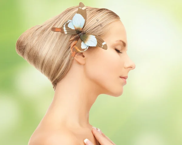 Donna con farfalla nei capelli — Foto Stock