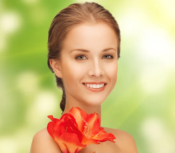 Mulher encantadora com flor de lírio vermelho — Fotografia de Stock