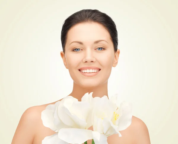 Mujer encantadora con flor de orquídea — Foto de Stock