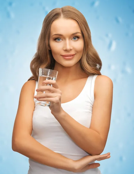 Γυναίκα με ένα ποτήρι νερό — Φωτογραφία Αρχείου