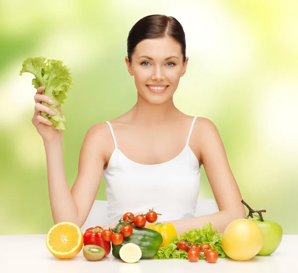 Vrouw met vruchten en groenten — Stockfoto