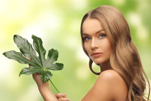 Mulher com folha verde — Fotografia de Stock