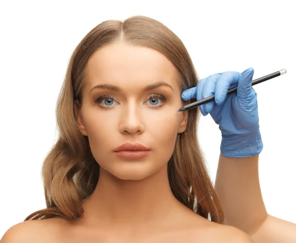 Kvinna ansikte och kosmetolog händer — Stockfoto