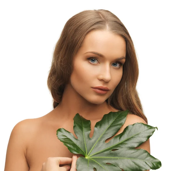 Kvinna med grönt blad — Stockfoto