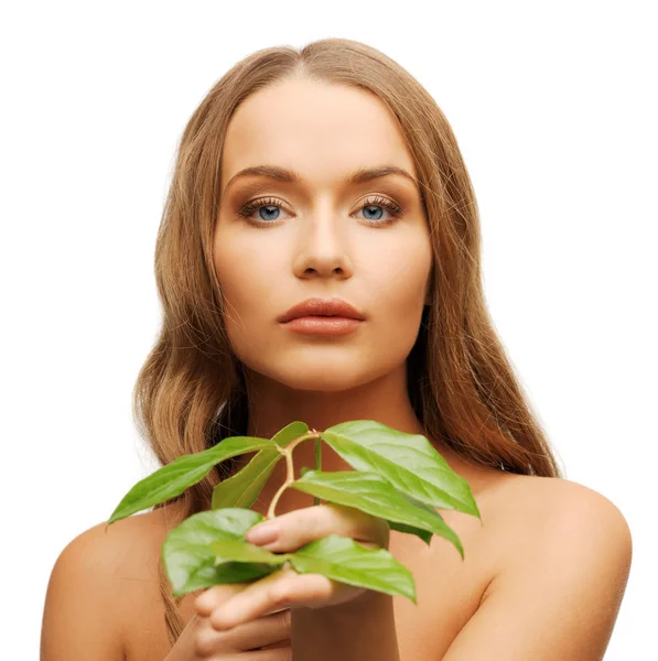 Vrouw met groen blad — Stockfoto