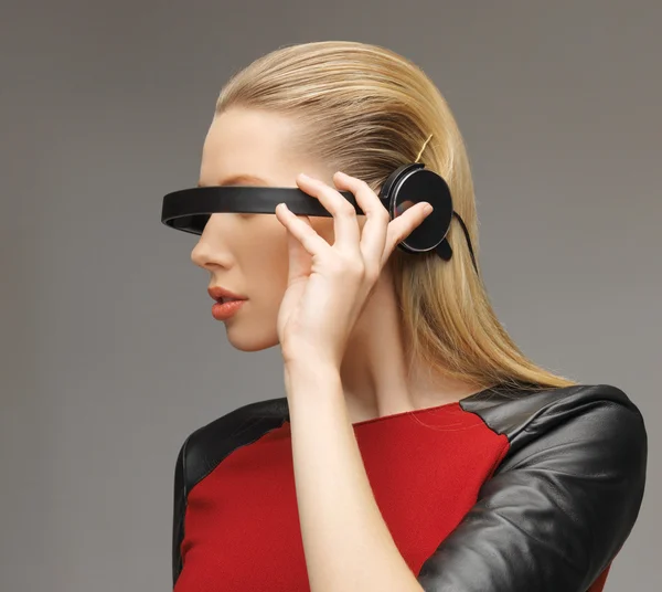 Mujer con gafas futuristas — Foto de Stock