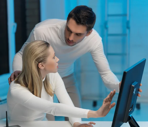 Man and woman in laboratory — Stock Photo, Image