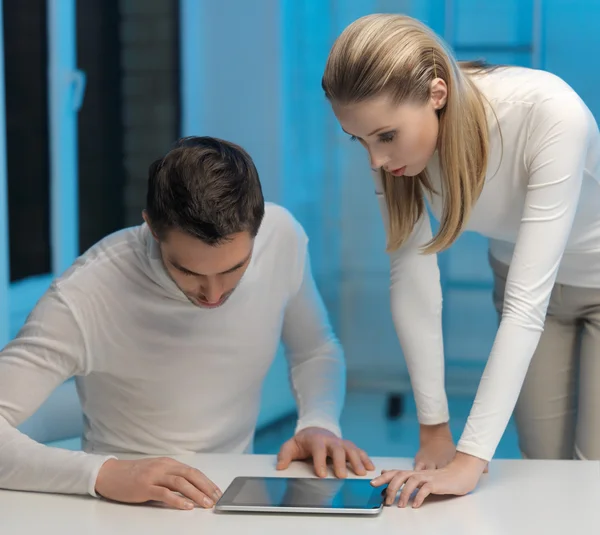 Man and woman in laboratory — Stock Photo, Image