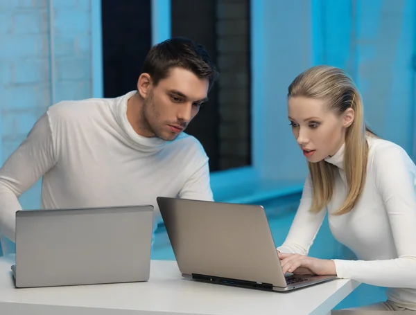 Man and woman in laboratory — Stock Photo, Image