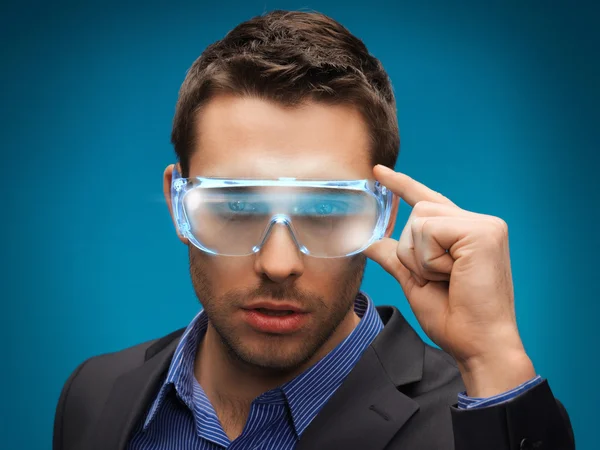 Geschäftsmann mit digitaler Brille — Stockfoto