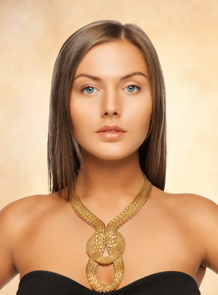 Mooie vrouw met ketting — Stockfoto