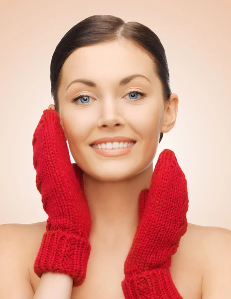 Woman in mittens — Stock Photo, Image