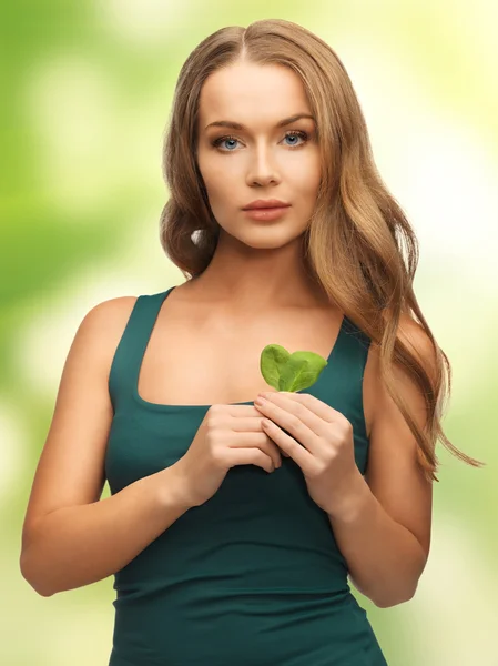 Mujer con hojas de espinaca — Foto de Stock