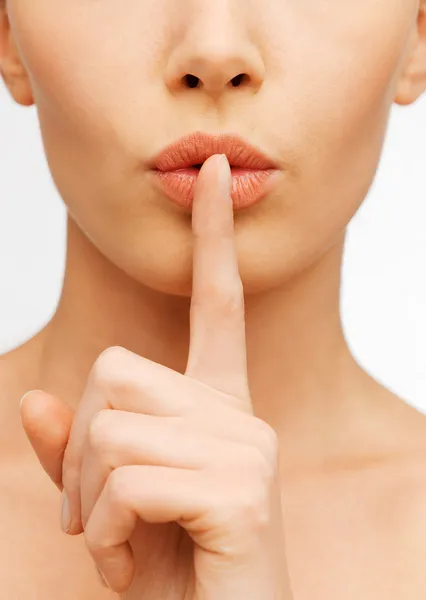 Woman making a hush gesture — Stock Photo, Image