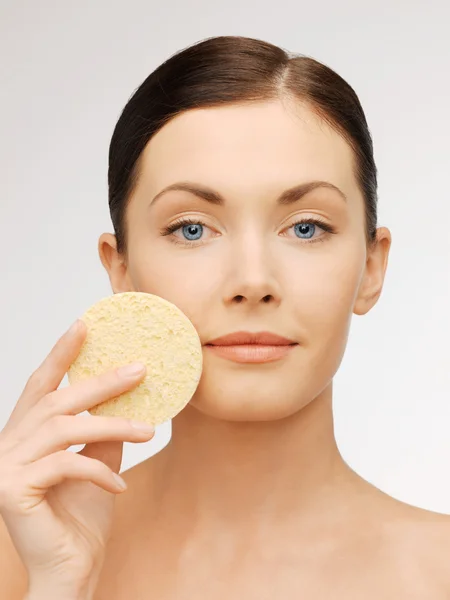 Mujer con esponja — Foto de Stock