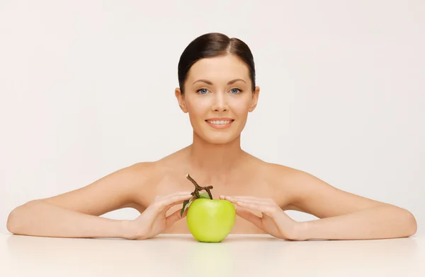 Kvinna med grönt äpple — Stockfoto