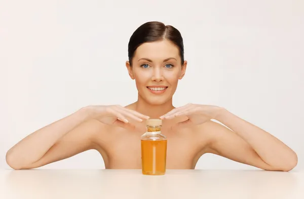 Mujer con botella de aceite —  Fotos de Stock