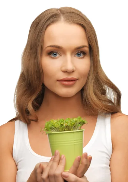 Vrouw met groen gras in pot — Stockfoto