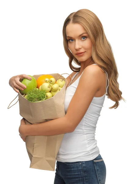 Mujer con bolsa llena de frutas — Foto de Stock